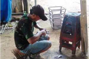 Salah seorang pengrajin angklung di sanggsr angklung lumbu.